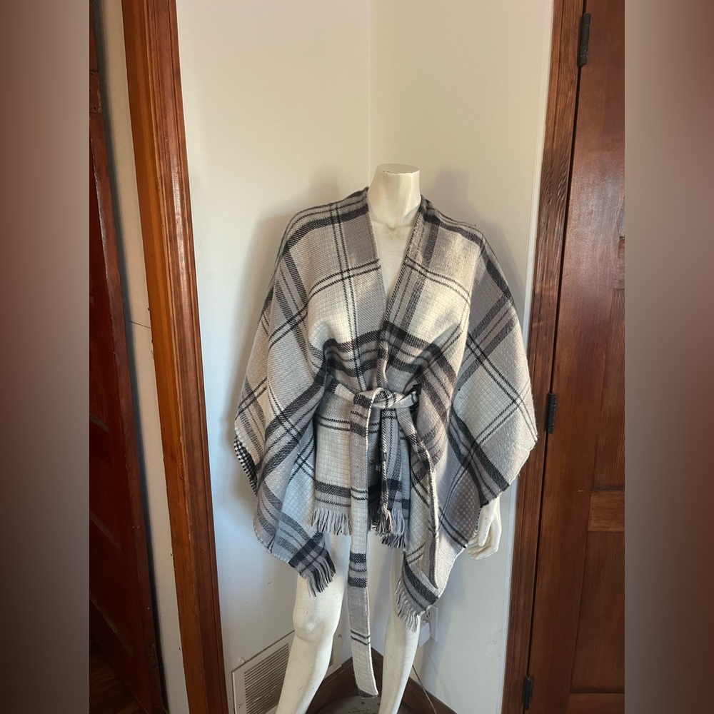 REVERSIBLE  Echo Plaid Wrap in Gray and Cream - with BELT